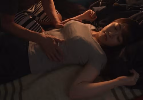 Chồng mãi mê làm việc vợ bị chuốc say địt tập thể cả đêm khi đi cắm trại