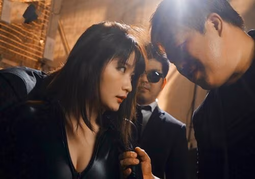 Nữ điều tra viên vú to bị bắt tra tấn