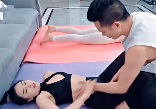 Thầy dạy Yoga số hưởng và hai nữ học viên vú to dâm dục